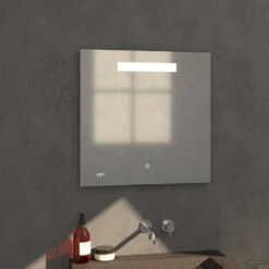 Badkamerspiegel Met LED Verlichting Sanitop Clock 70x70 Cm Met Digitale Klok En Sensor